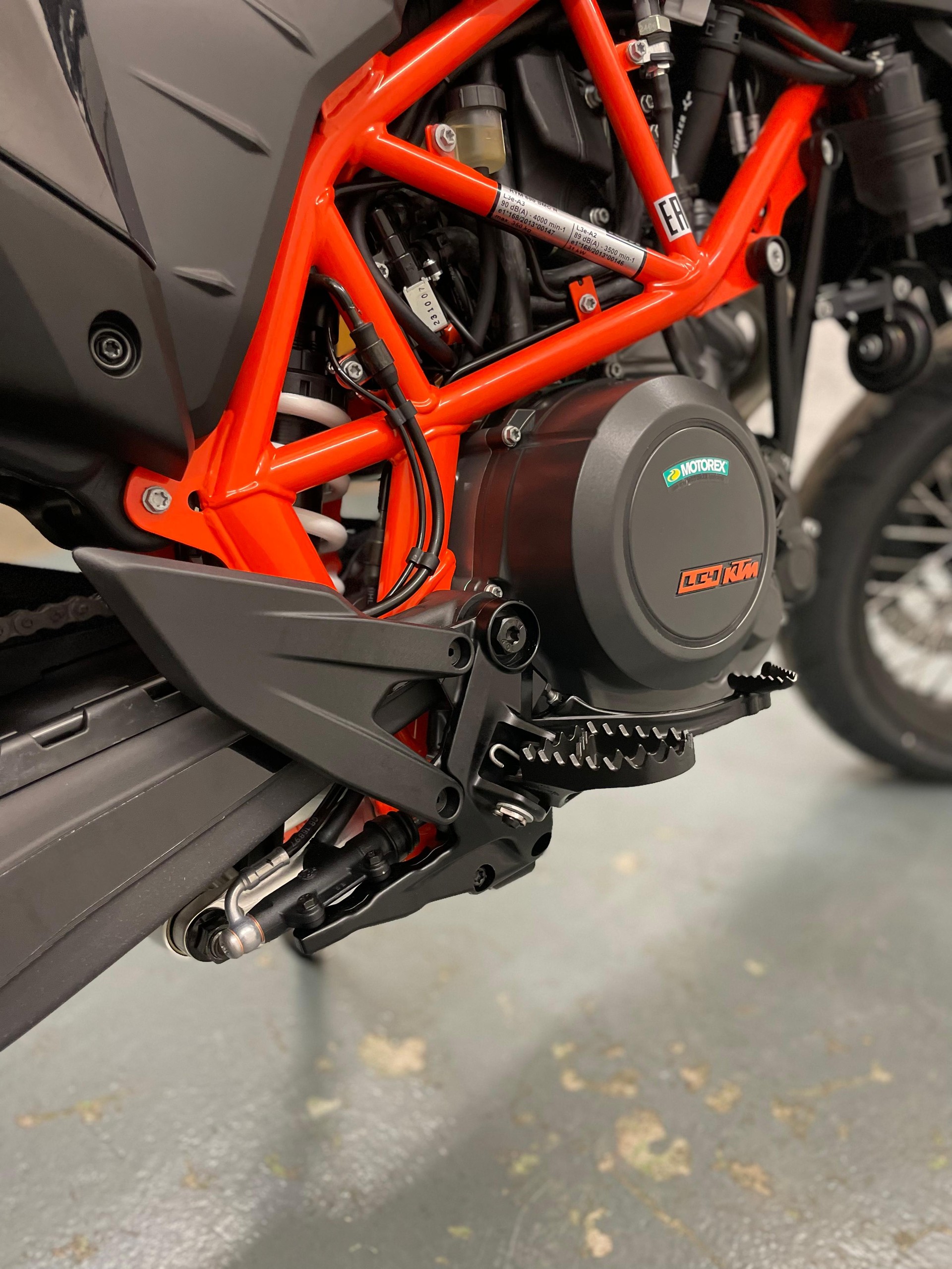 KTM 690 SMC R ABS (35 kW)-image-12