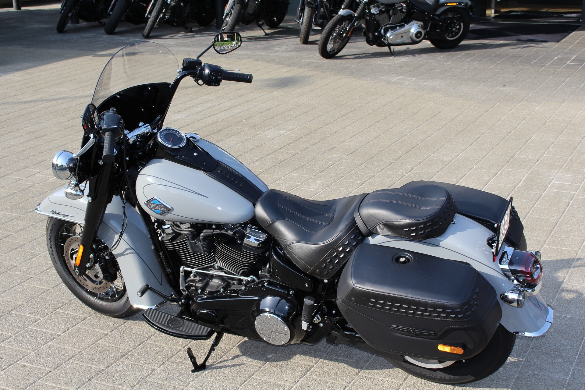 HARLEY-DAVIDSON FLHC Heritage Classic 117-showroom-element-3