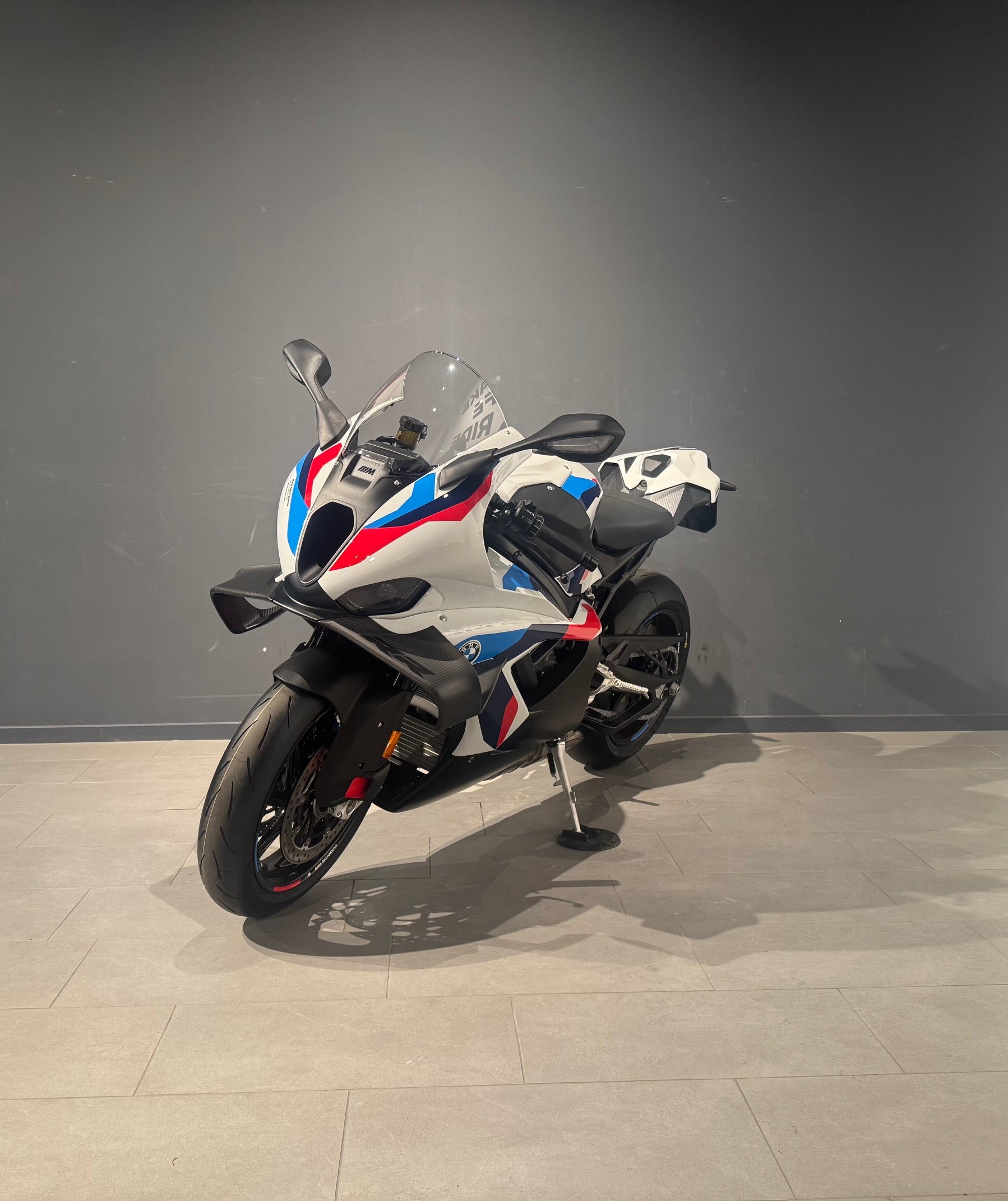 BMW M 1000 RR-showroom-element-2