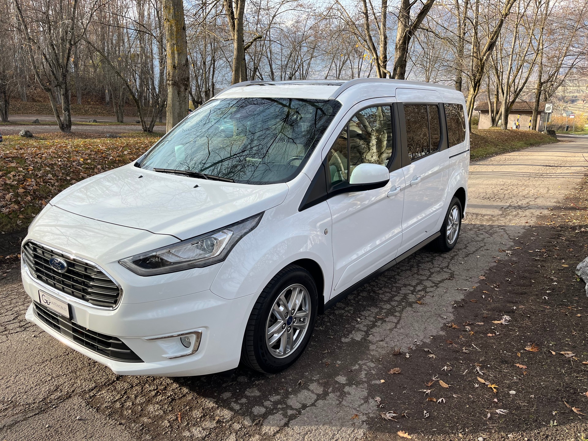 FORD Grand Tourneo Connect 1.5 EcoBlue Titanium-image-2