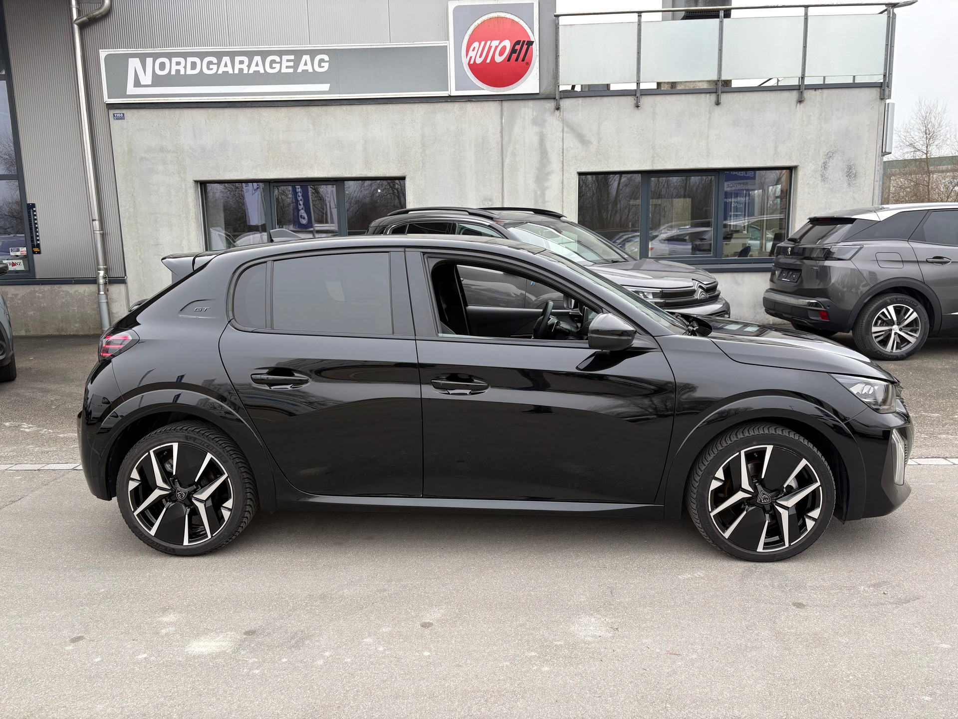 PEUGEOT 208 1.2 Hybrid 145 GT-image-1