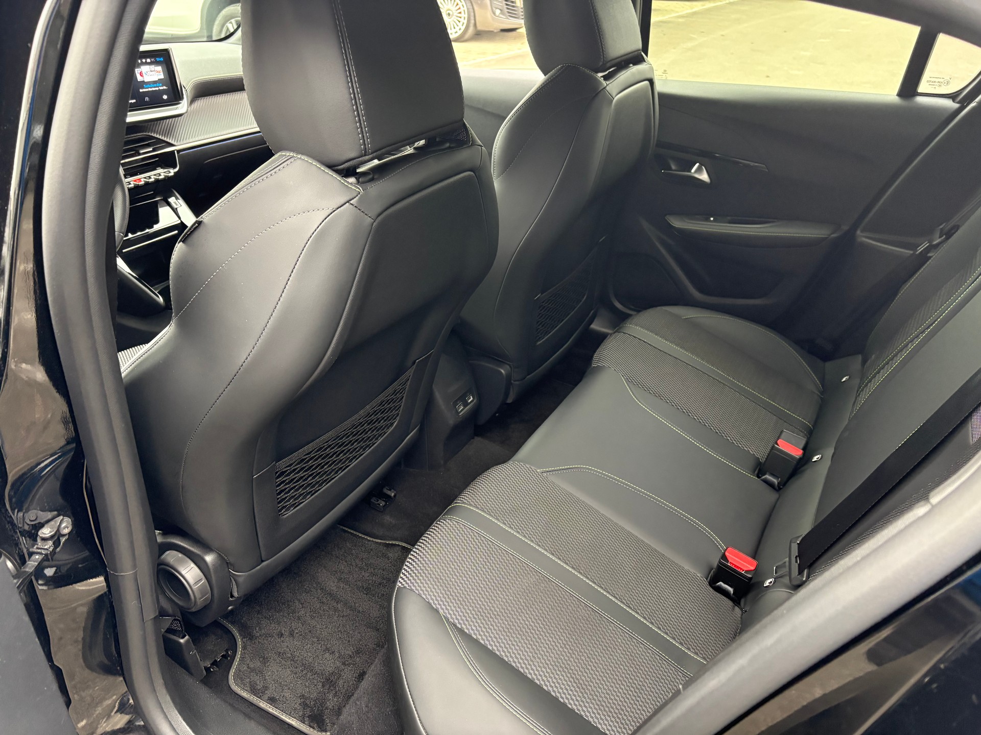 PEUGEOT 208 1.2 Hybrid 145 GT-image-6