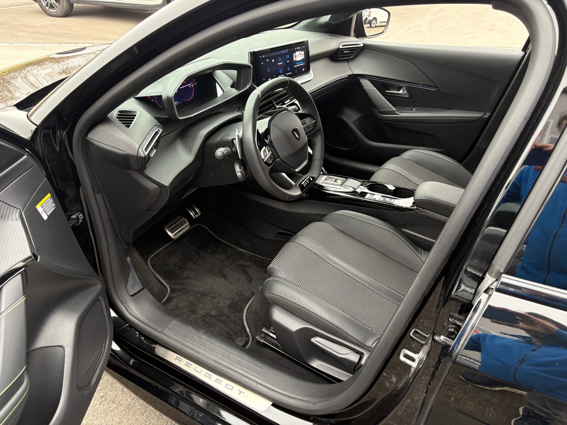 PEUGEOT 208 1.2 Hybrid 145 GT-image-8