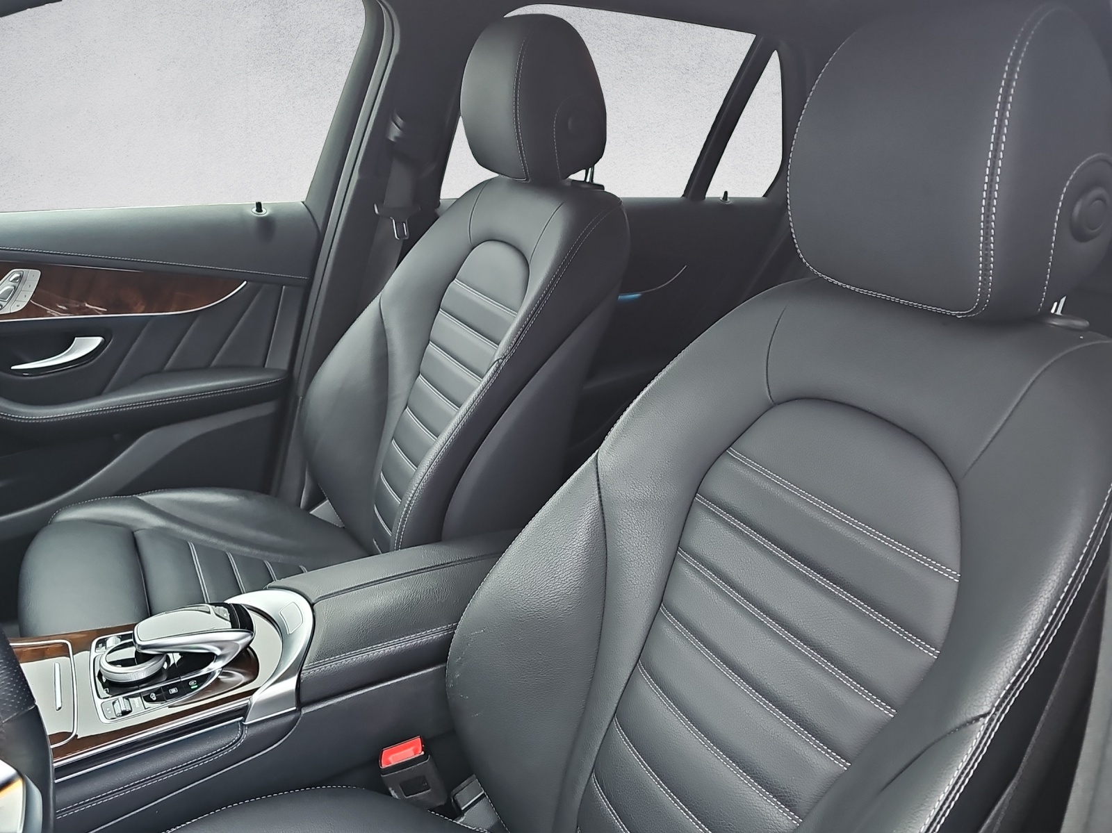 MERCEDES-BENZ GLC 250 d AMG Line 4Matic 9G-Tronic-image-13