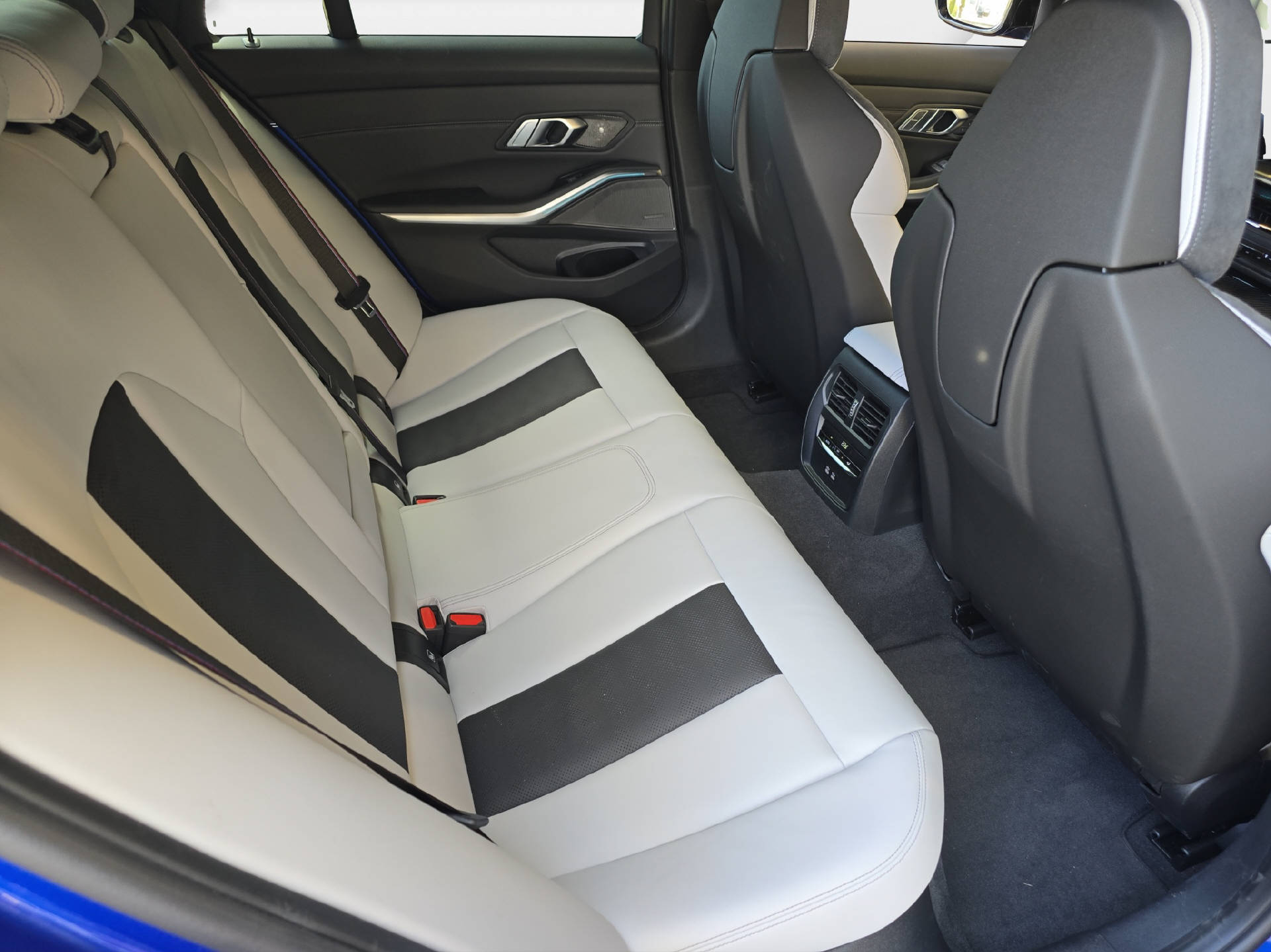BMW M3 Competition xDrive Touring-image-7
