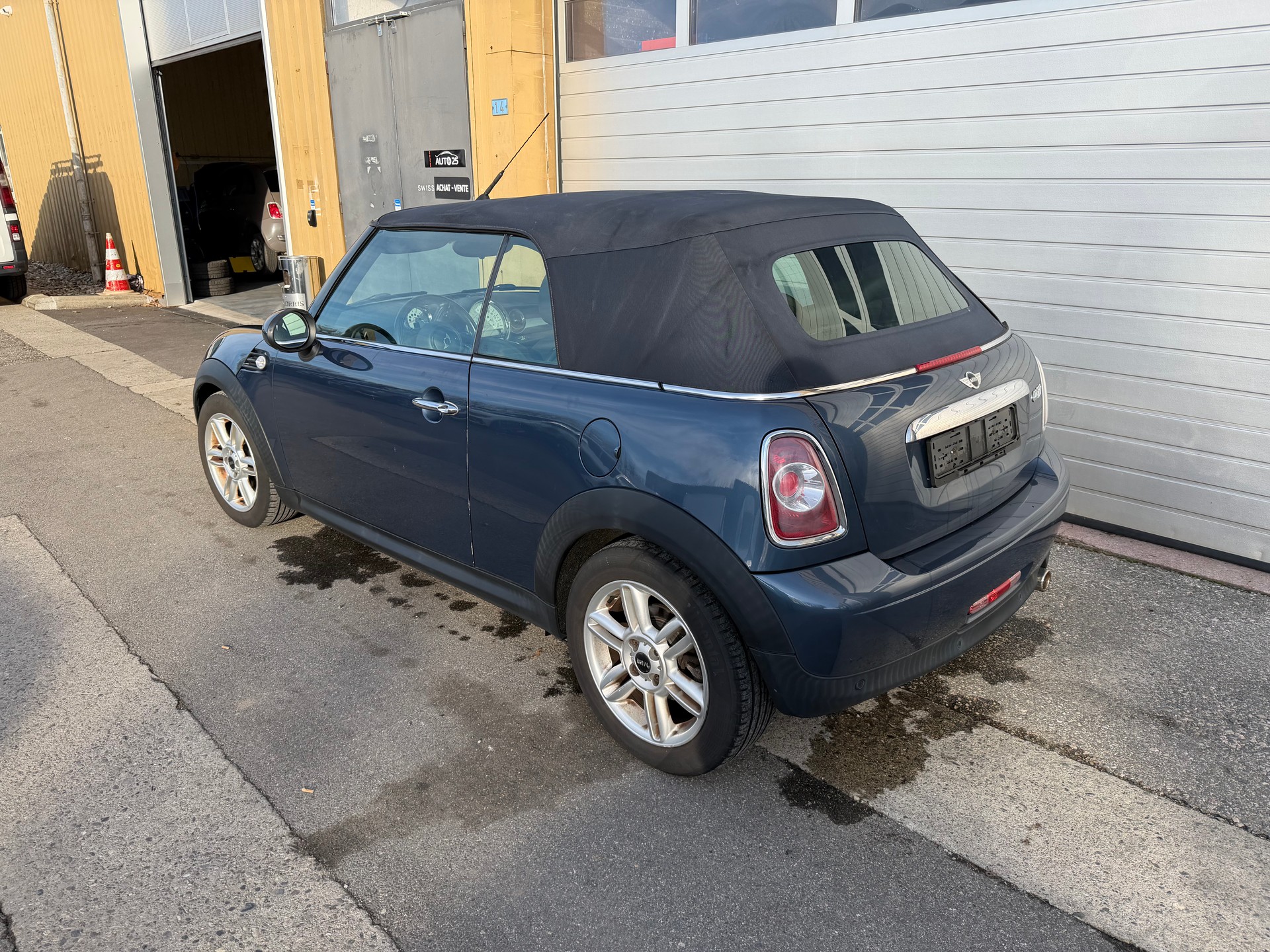 MINI Cooper Cabriolet-image-1