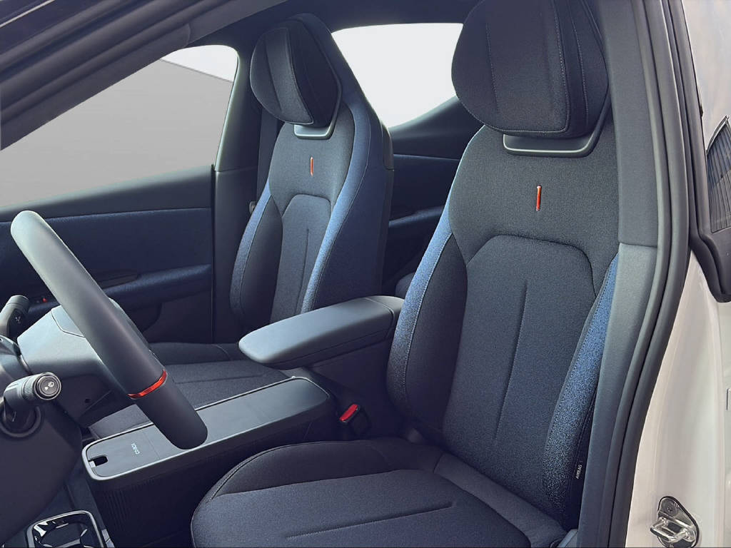 LYNK & CO 02 Core-image-7