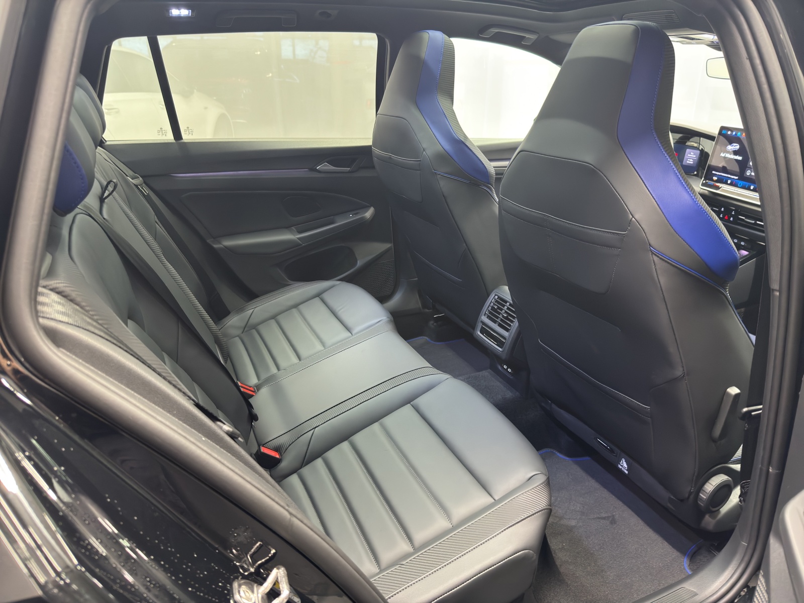 VW Golf VIII Variant 2.0 TSI R DSG 4motion-image-9