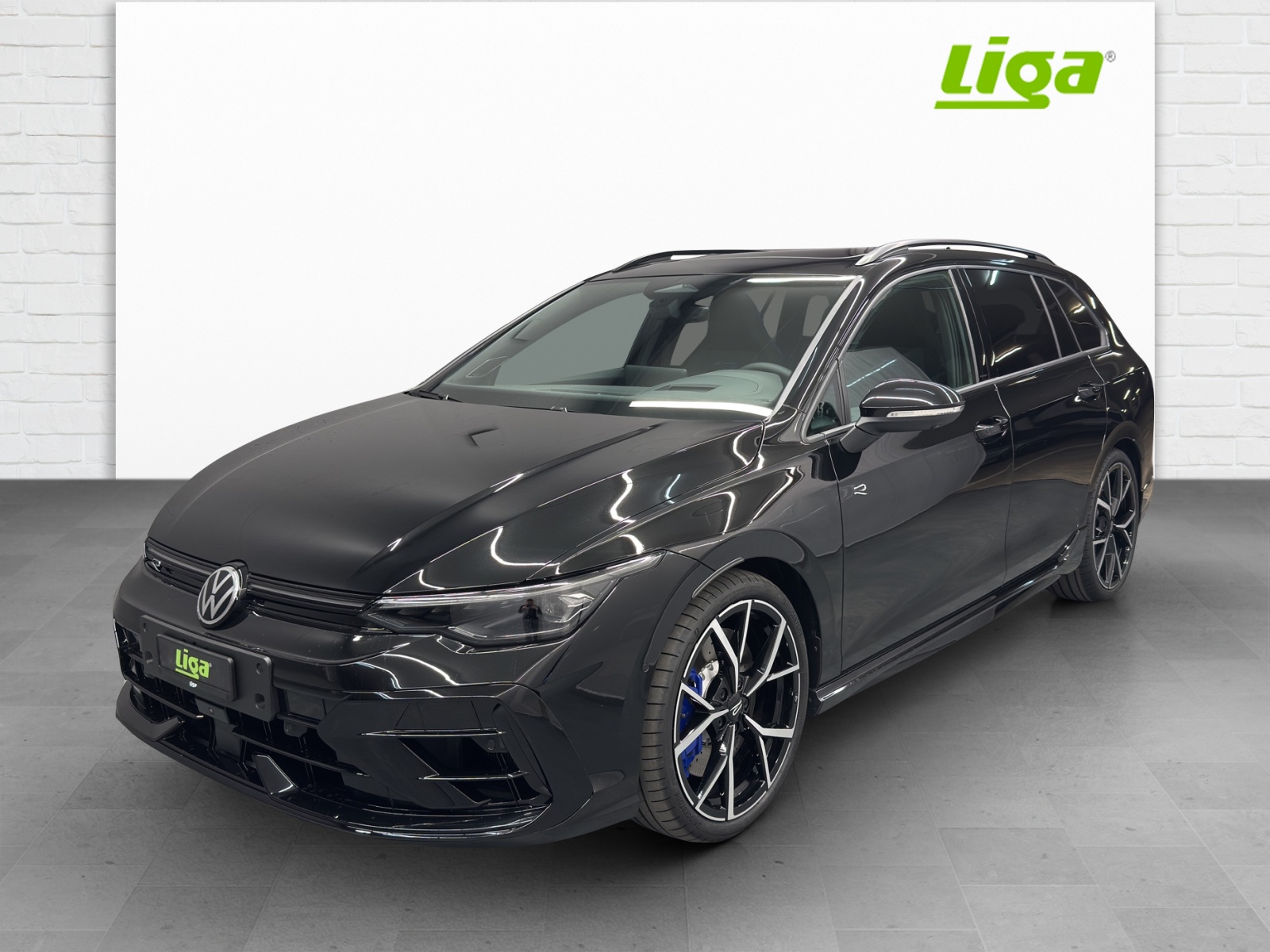 VW Golf VIII Variant 2.0 TSI R DSG 4motion-image-1