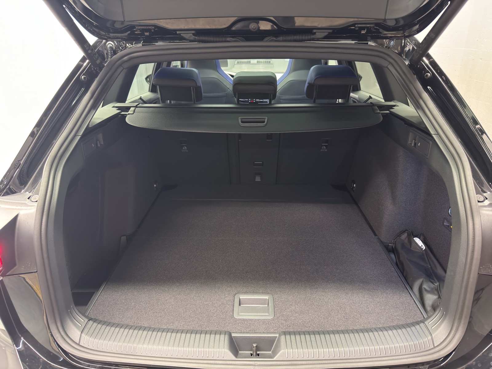 VW Golf VIII Variant 2.0 TSI R DSG 4motion-image-10