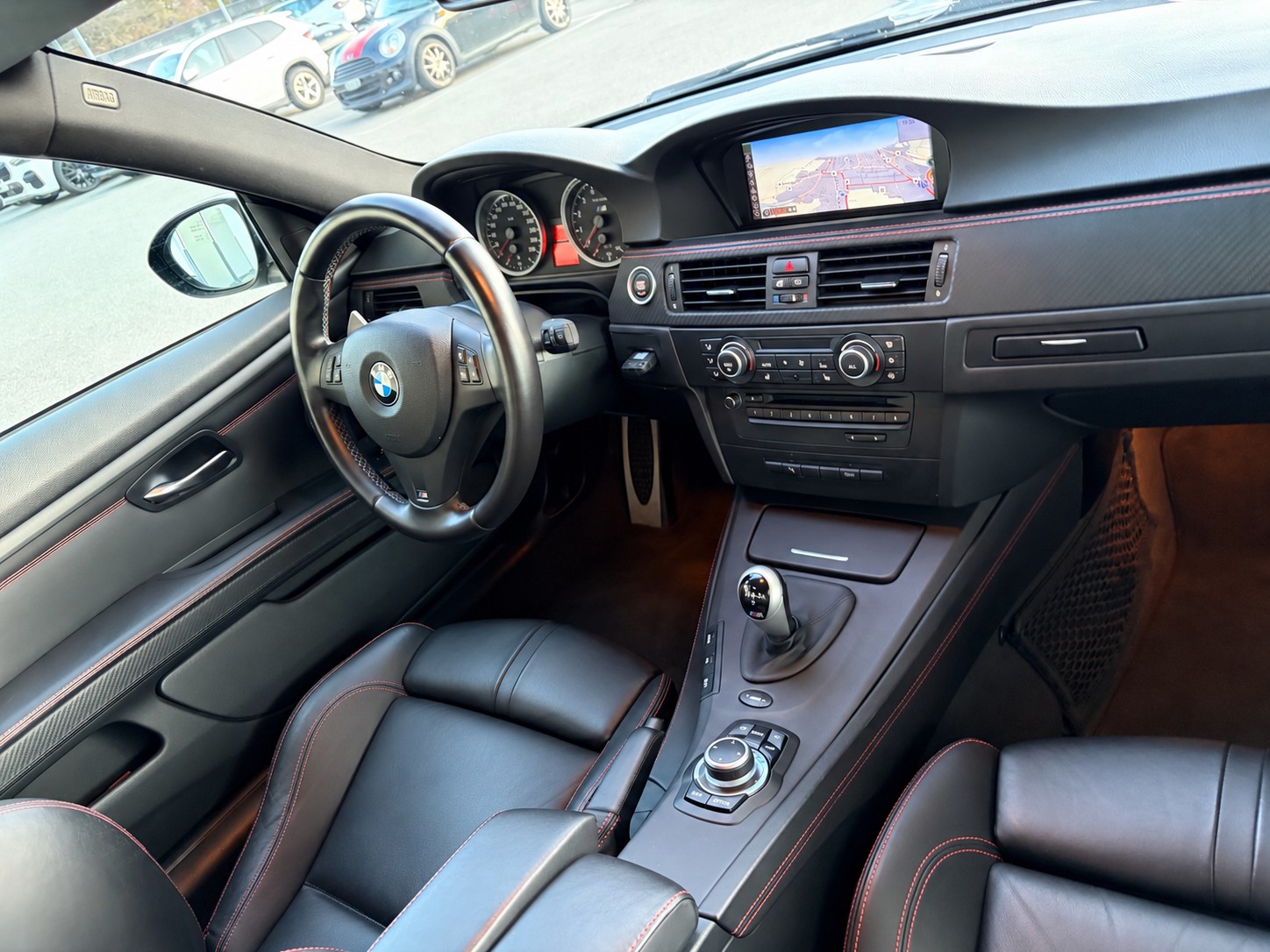 BMW M3 Coupé DSG Competetion Frozen Black | mit roten Nähten im Innenraum.-image-10