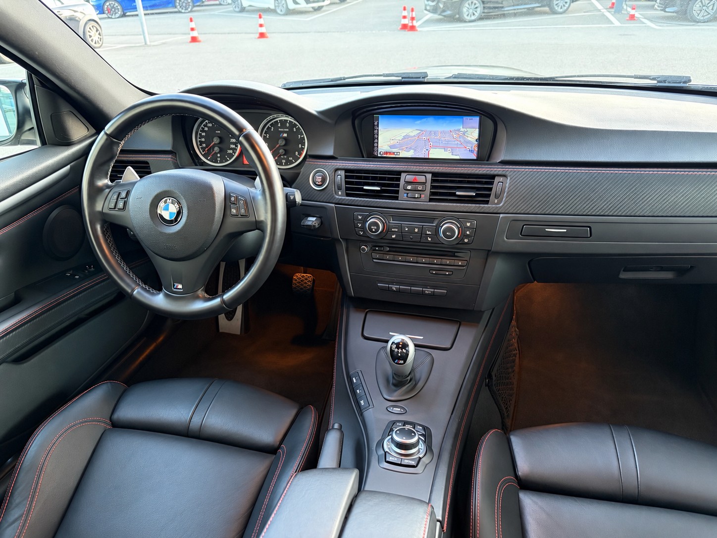 BMW M3 Coupé DSG Competetion Frozen Black | mit roten Nähten im Innenraum.-image-9