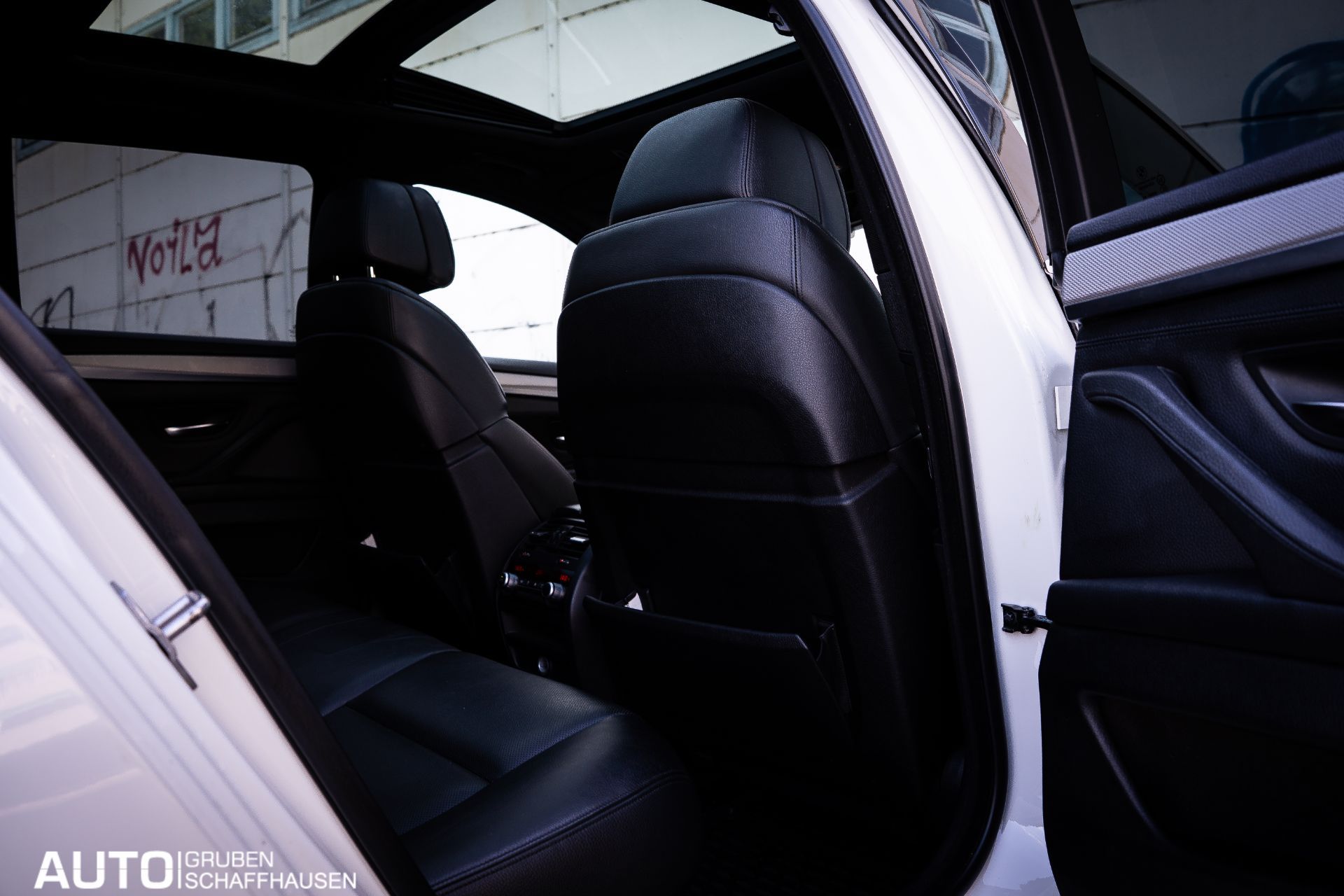 BMW M550 d xDrive Touring Steptronic-image-16