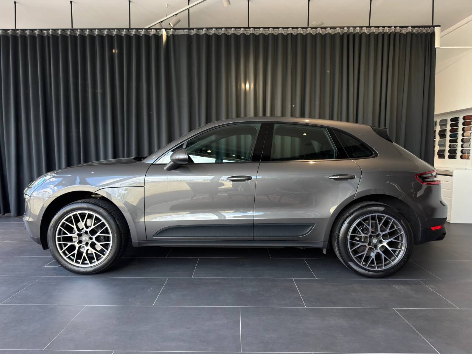 PORSCHE Macan-showroom-element-1