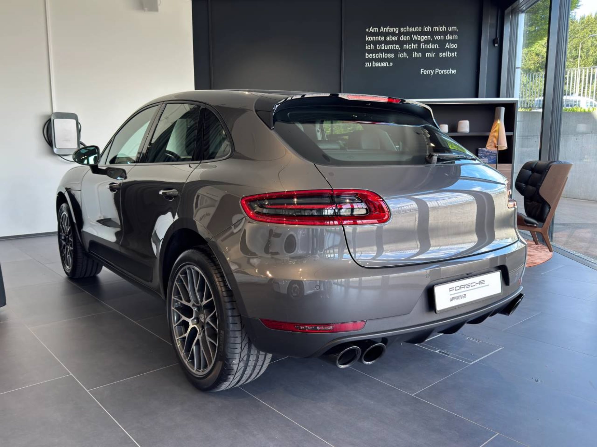 PORSCHE Macan-showroom-element-2