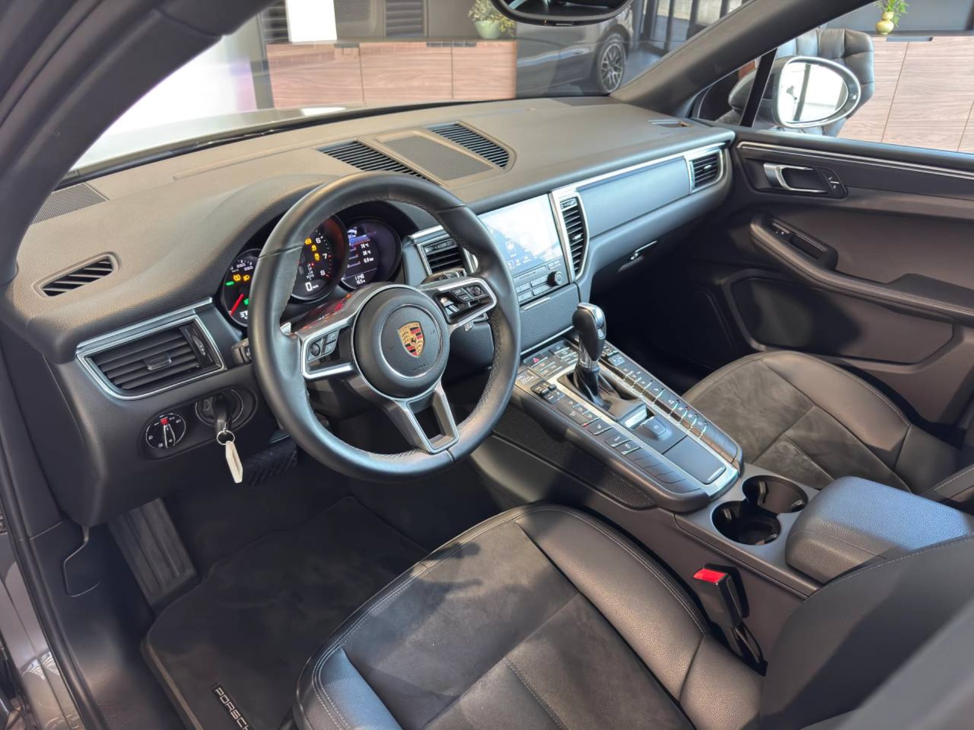 PORSCHE Macan-showroom-element-3