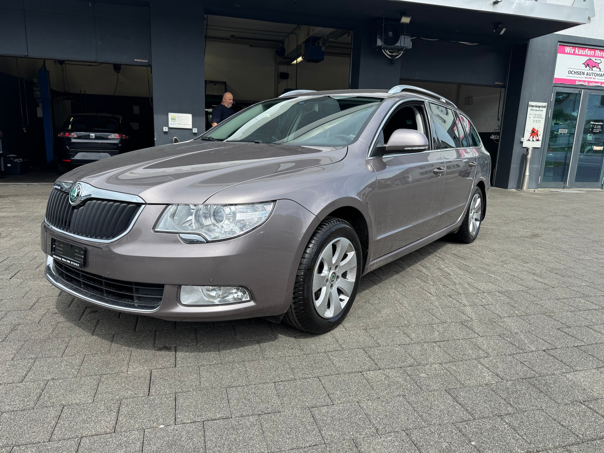 SKODA Superb Combi 1.8 TSI Ambition-image-1