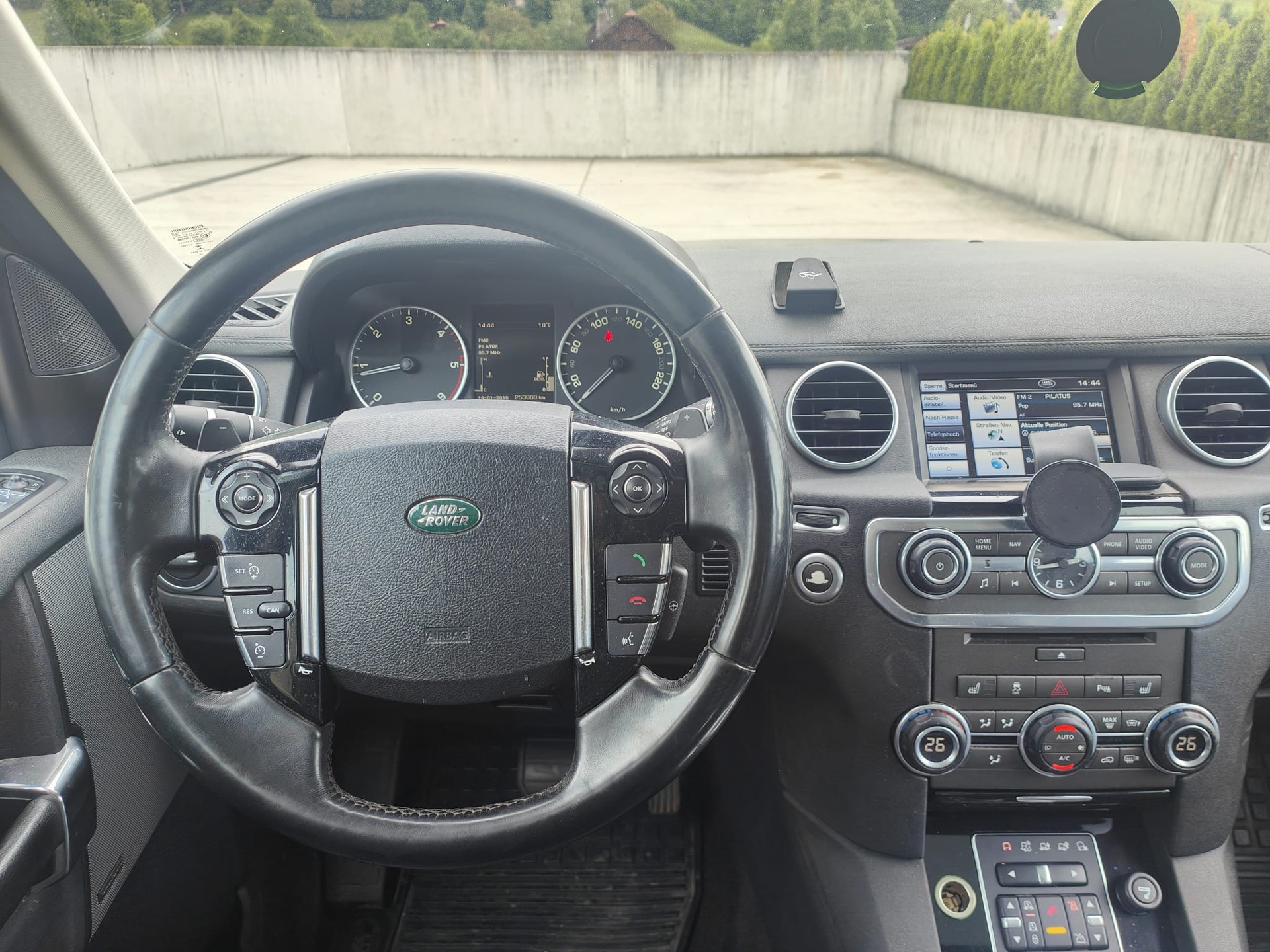 LAND ROVER Discovery 3.0 SDV6 HSE Automatic-image-8