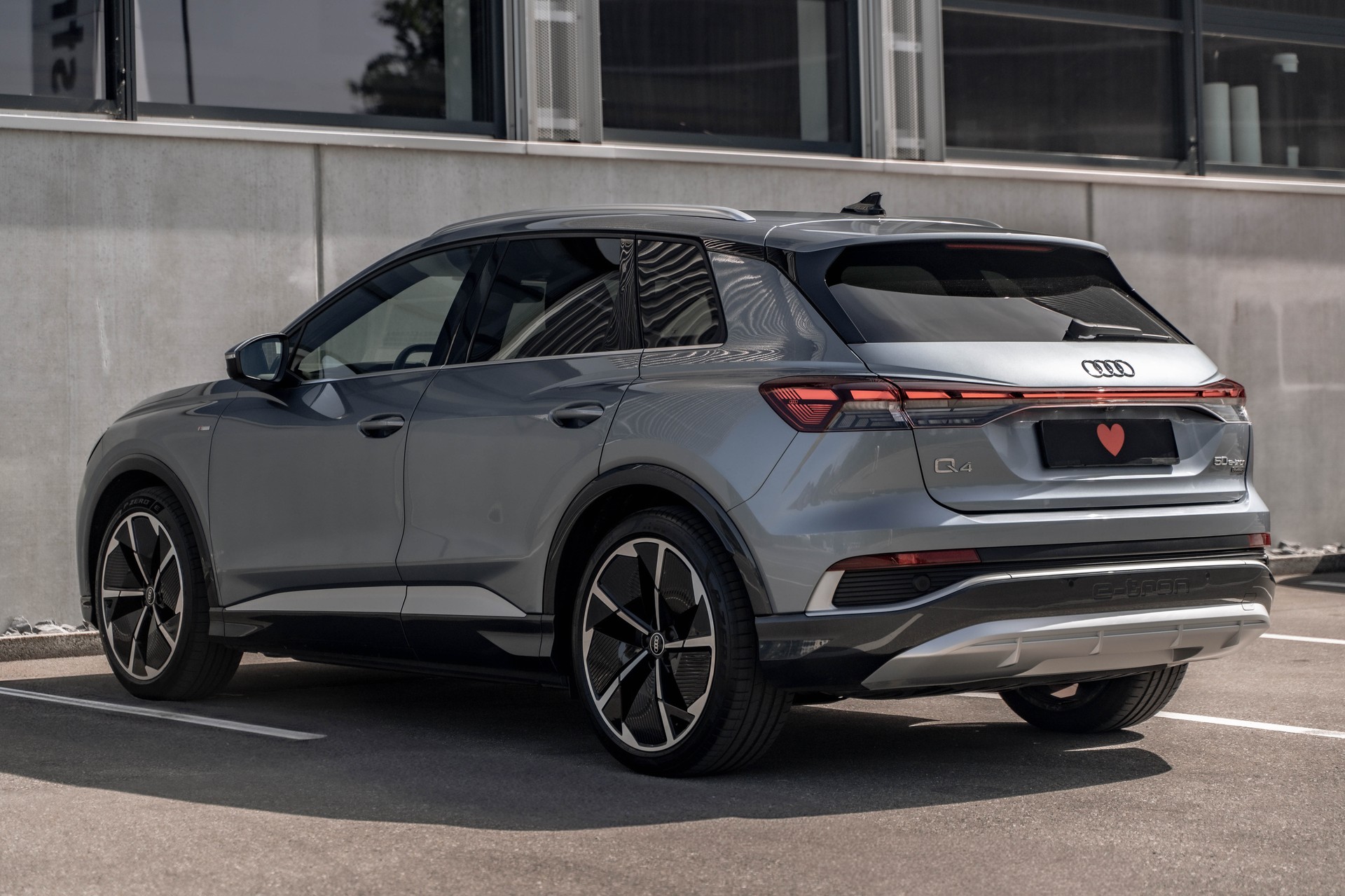 AUDI Q4 e-tron 50 quattro * S - Line * FRISCH AB MFK * TRAUMHAFTE AUSSTATTUNG * GEPFLEGTES FAHRZEUG * SOH 90.1% *-image-4