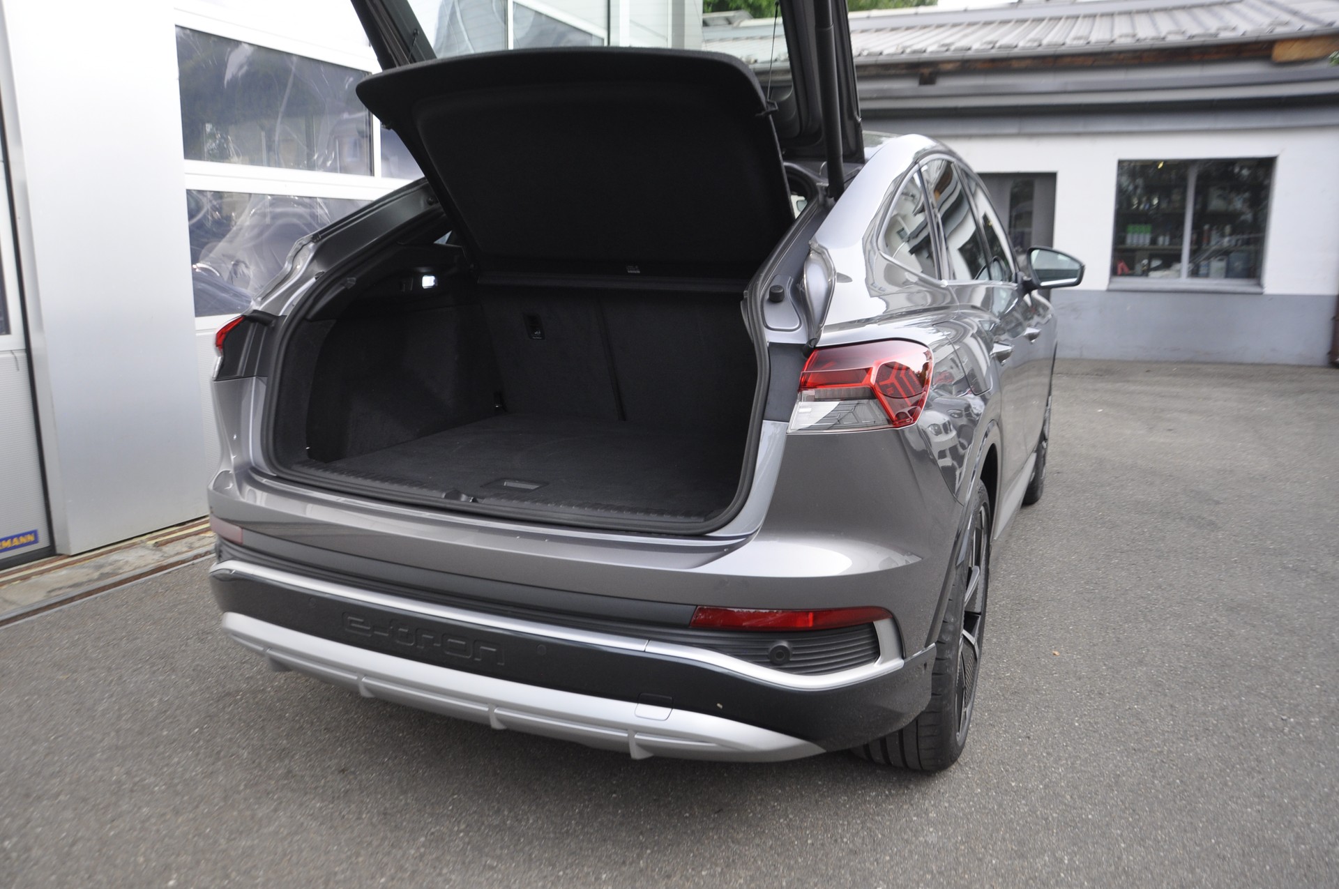 AUDI Q4 Sportback e-tron 50 quattro S line-image-14