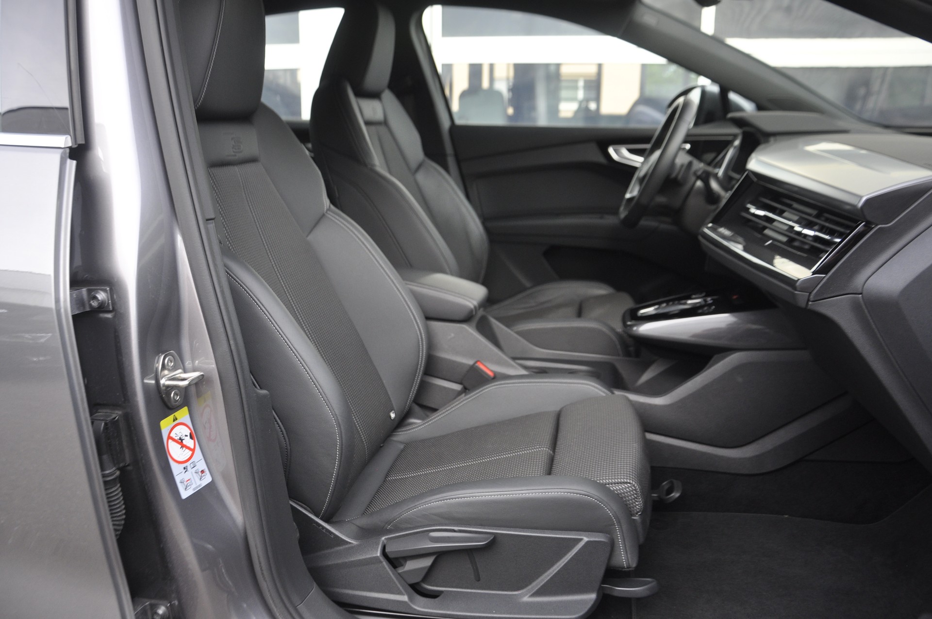 AUDI Q4 Sportback e-tron 50 quattro S line-image-7