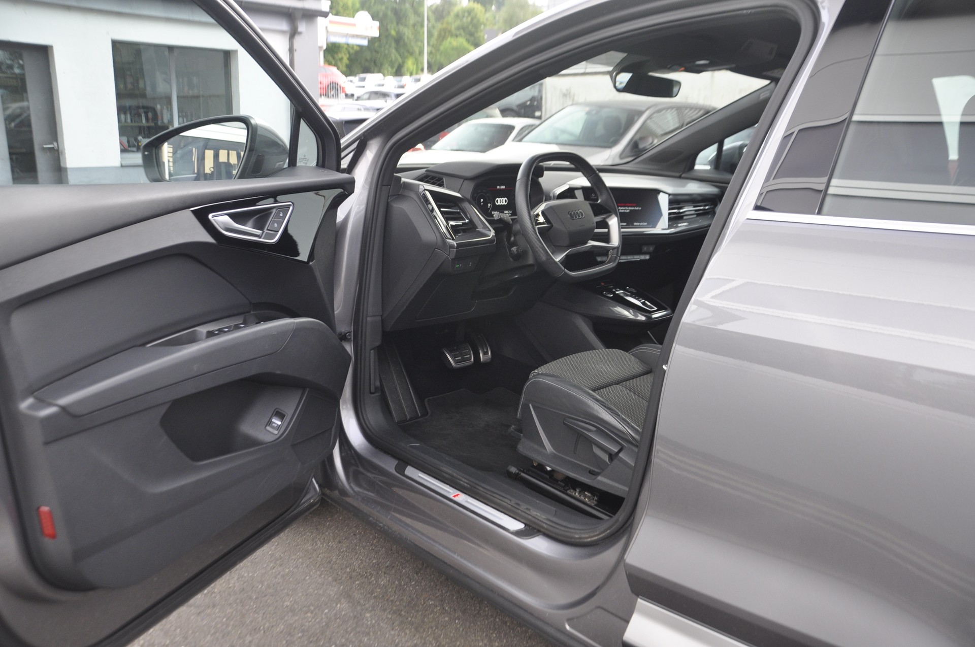 AUDI Q4 Sportback e-tron 50 quattro S line-image-3