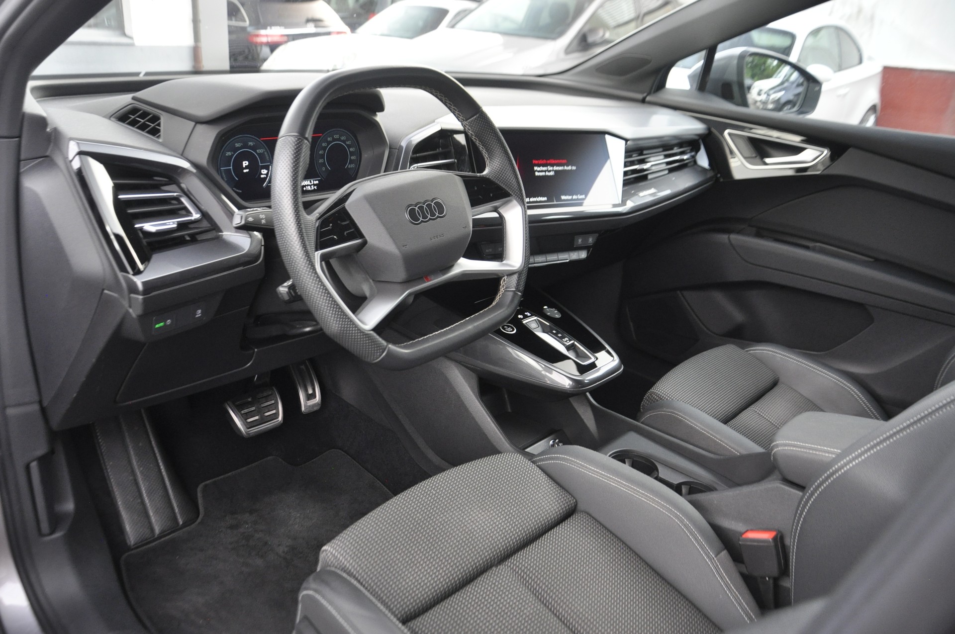 AUDI Q4 Sportback e-tron 50 quattro S line-image-5