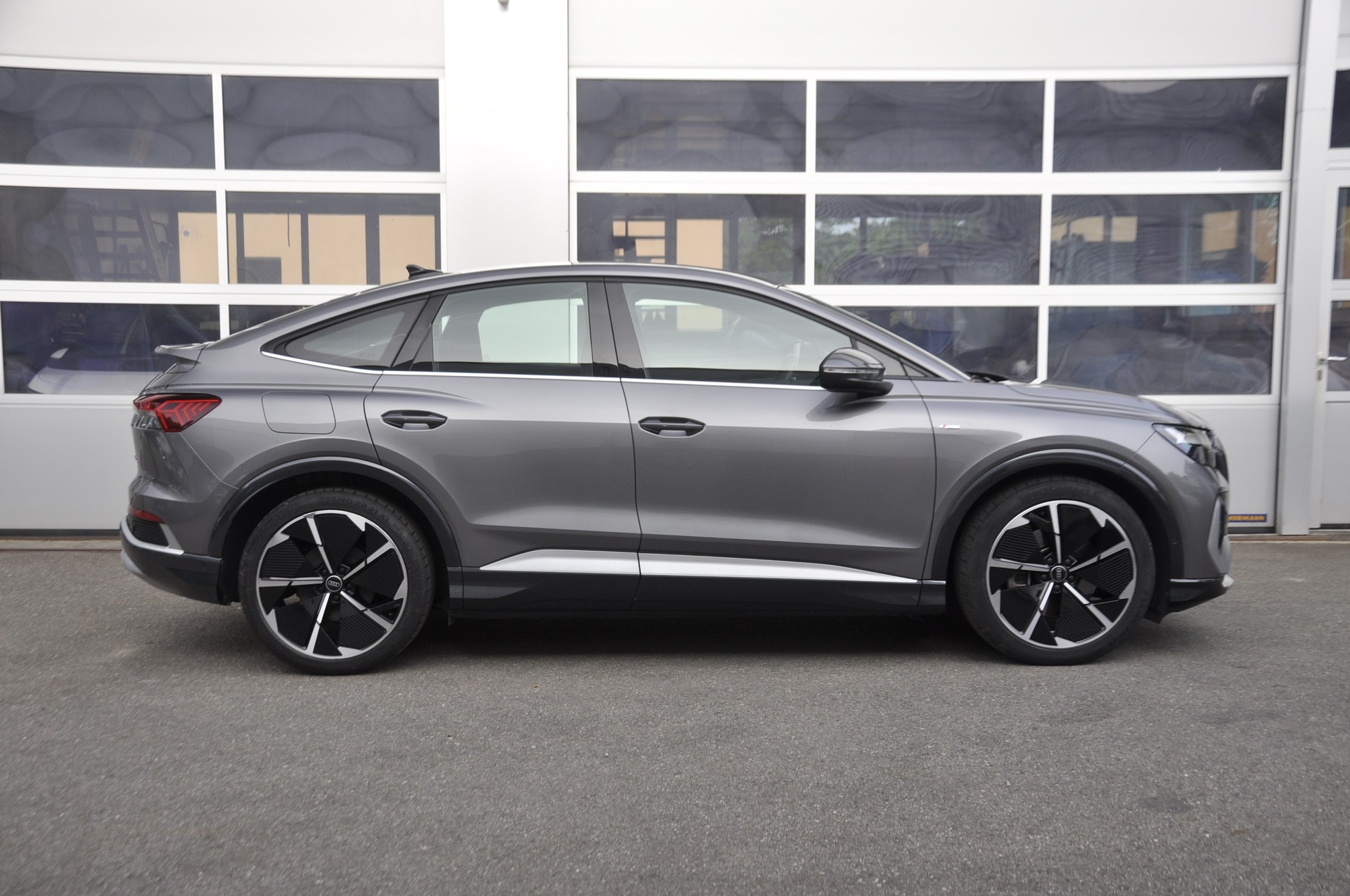 AUDI Q4 Sportback e-tron 50 quattro S line-image-1