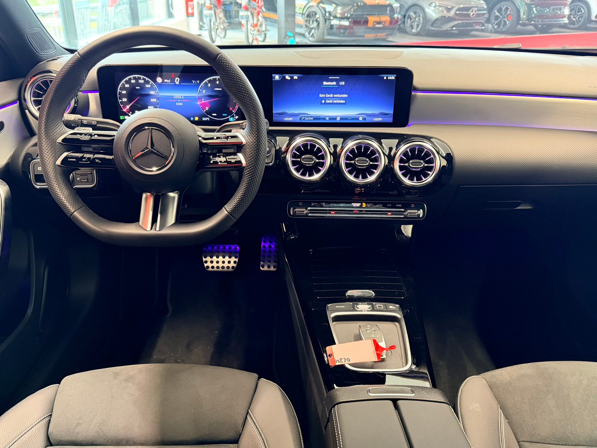 MERCEDES-BENZ A 200 7G-DCT AMG Line-image-15