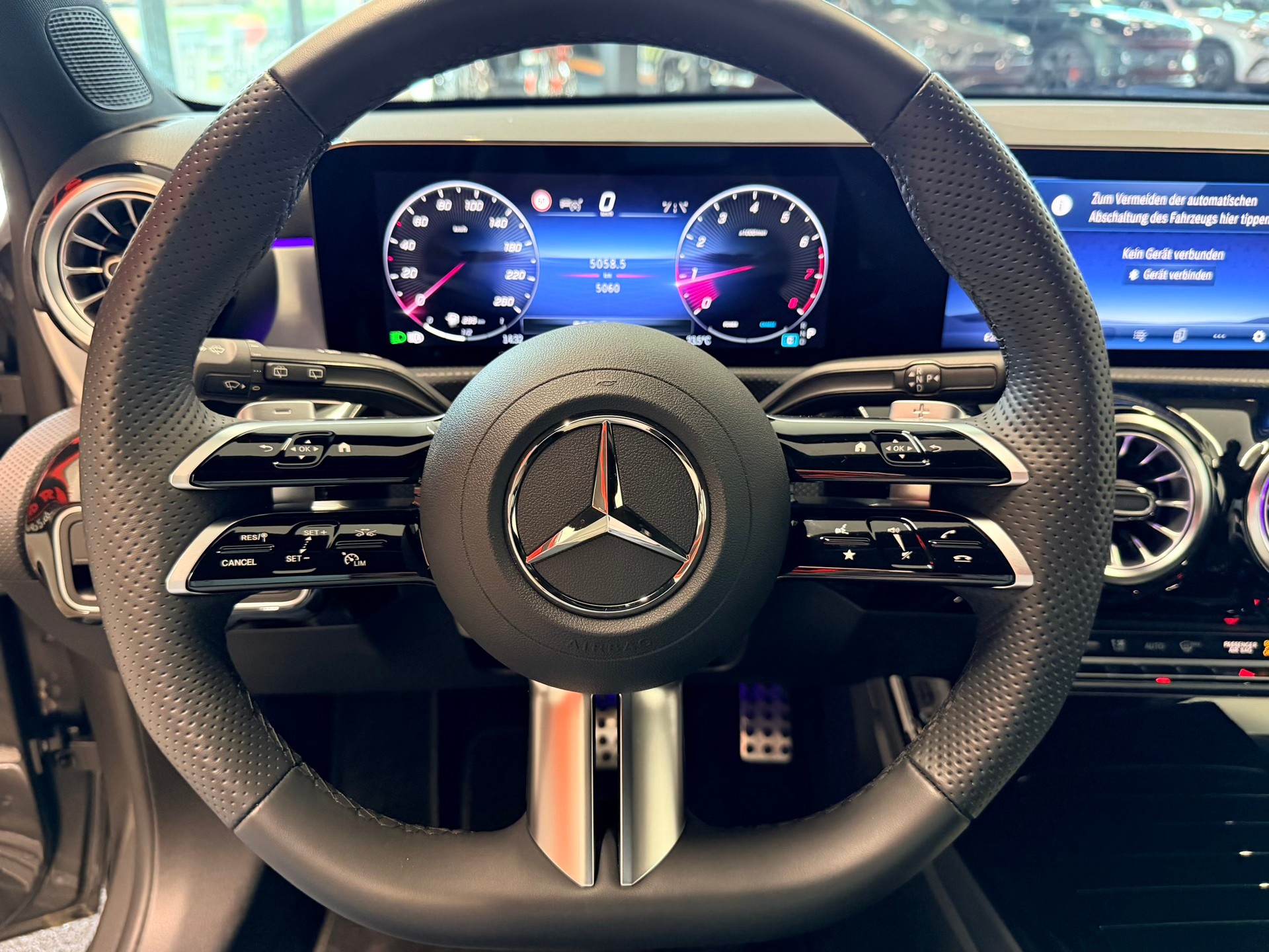 MERCEDES-BENZ A 200 7G-DCT AMG Line-image-23