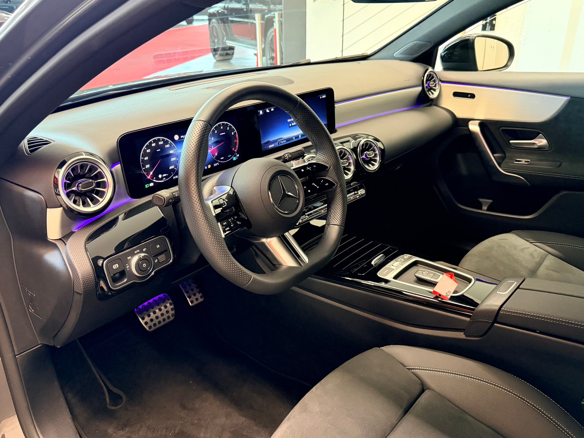 MERCEDES-BENZ A 200 7G-DCT AMG Line-image-10