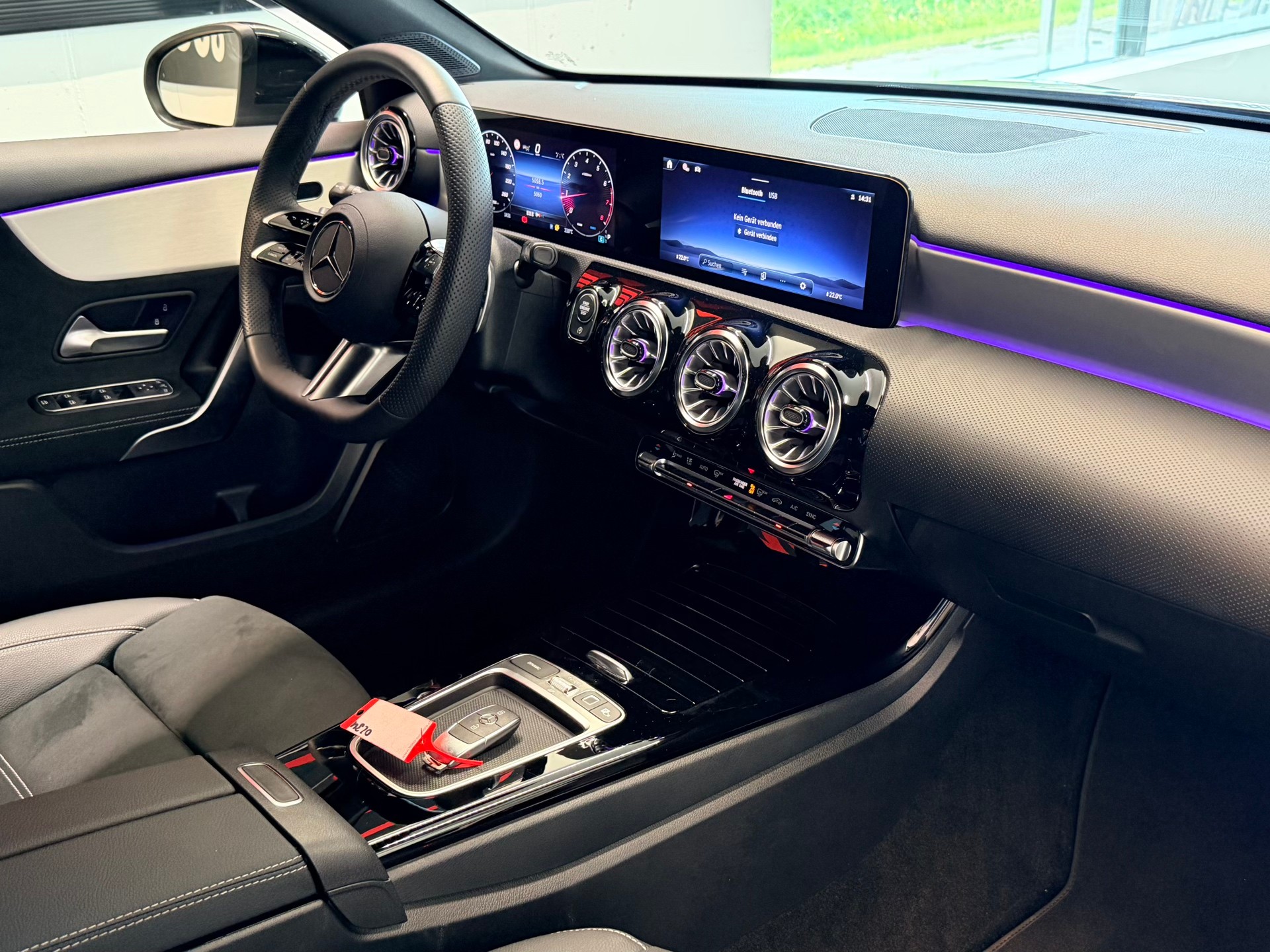 MERCEDES-BENZ A 200 7G-DCT AMG Line-image-17