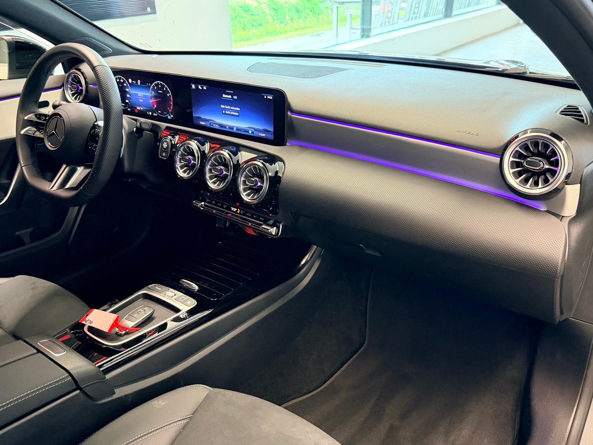 MERCEDES-BENZ A 200 7G-DCT AMG Line-image-16