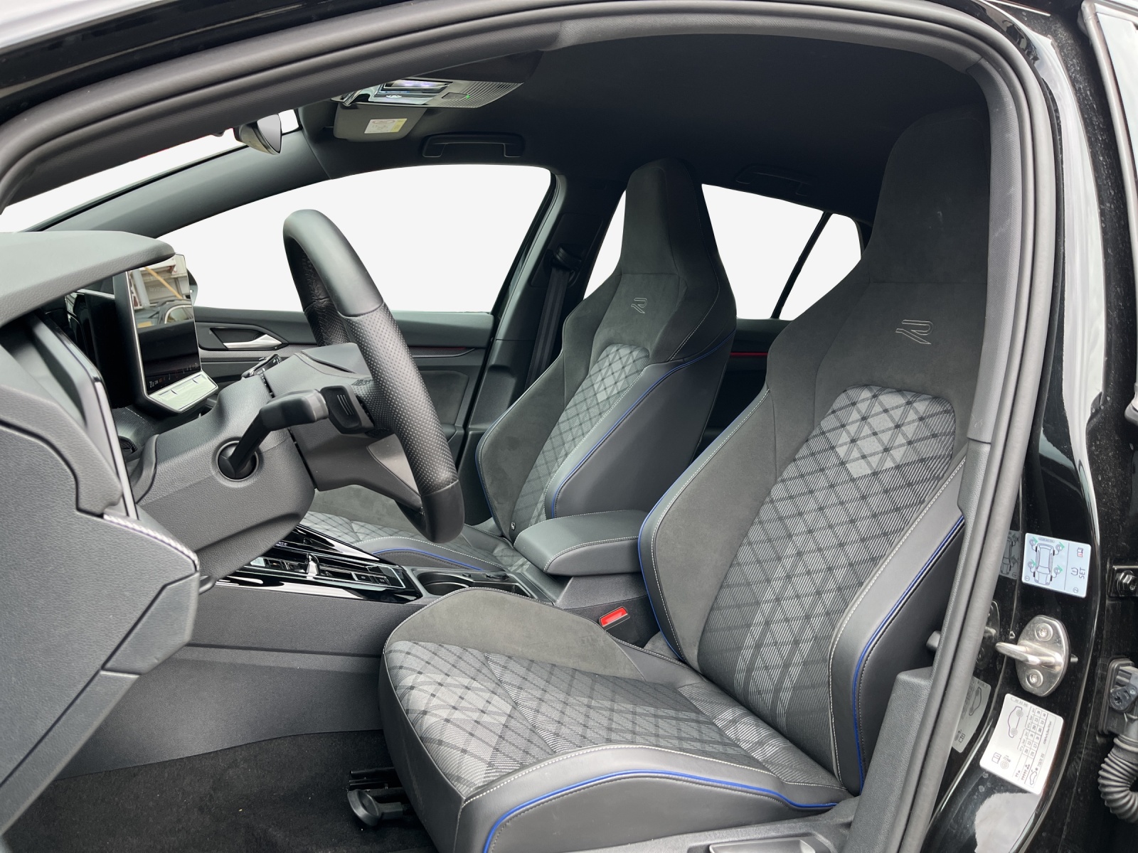 VW Golf 1.5 e TSI mHEV R-Line DSG-image-7