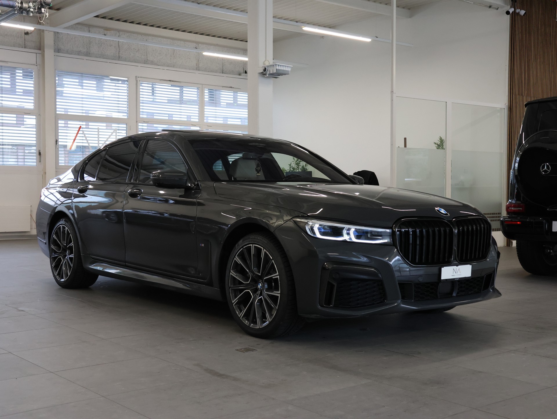 BMW 750i xDrive M Sport Steptronic *360 Kamera* *Bowers & Wilkings* *Panoramadach*-showroom-element-1