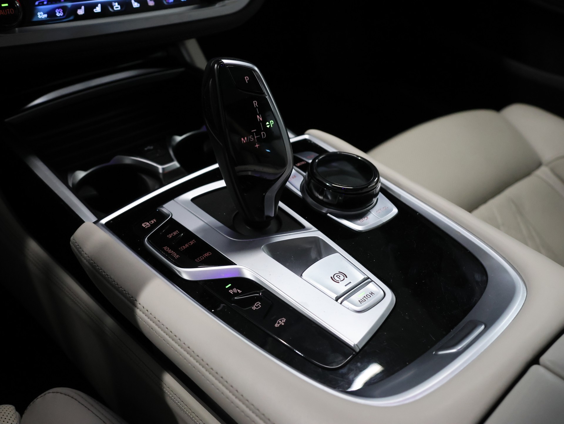 BMW 750i xDrive M Sport Steptronic *360 Kamera* *Bowers & Wilkings* *Panoramadach*-image-24