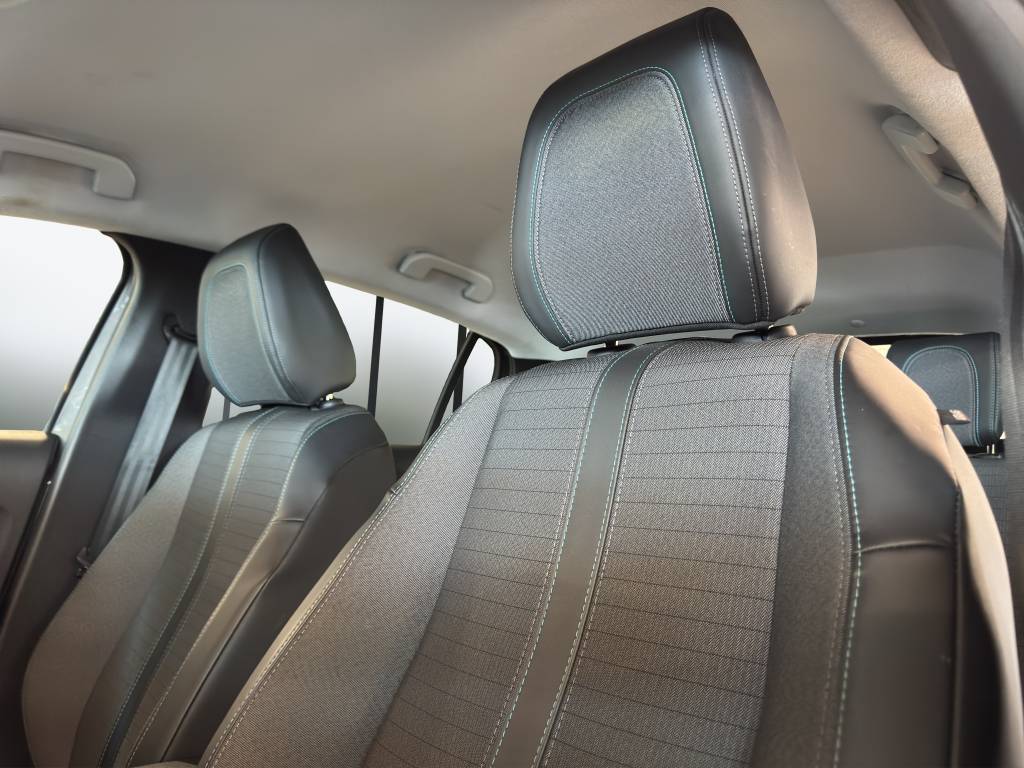 PEUGEOT 208 1.2 PureTech Allure EAT8-image-9