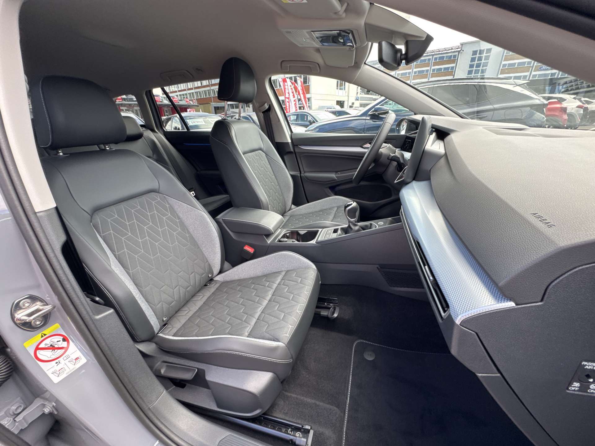 VW Golf Variant 1.5 eTSi mHEV Life GOAL-image-12