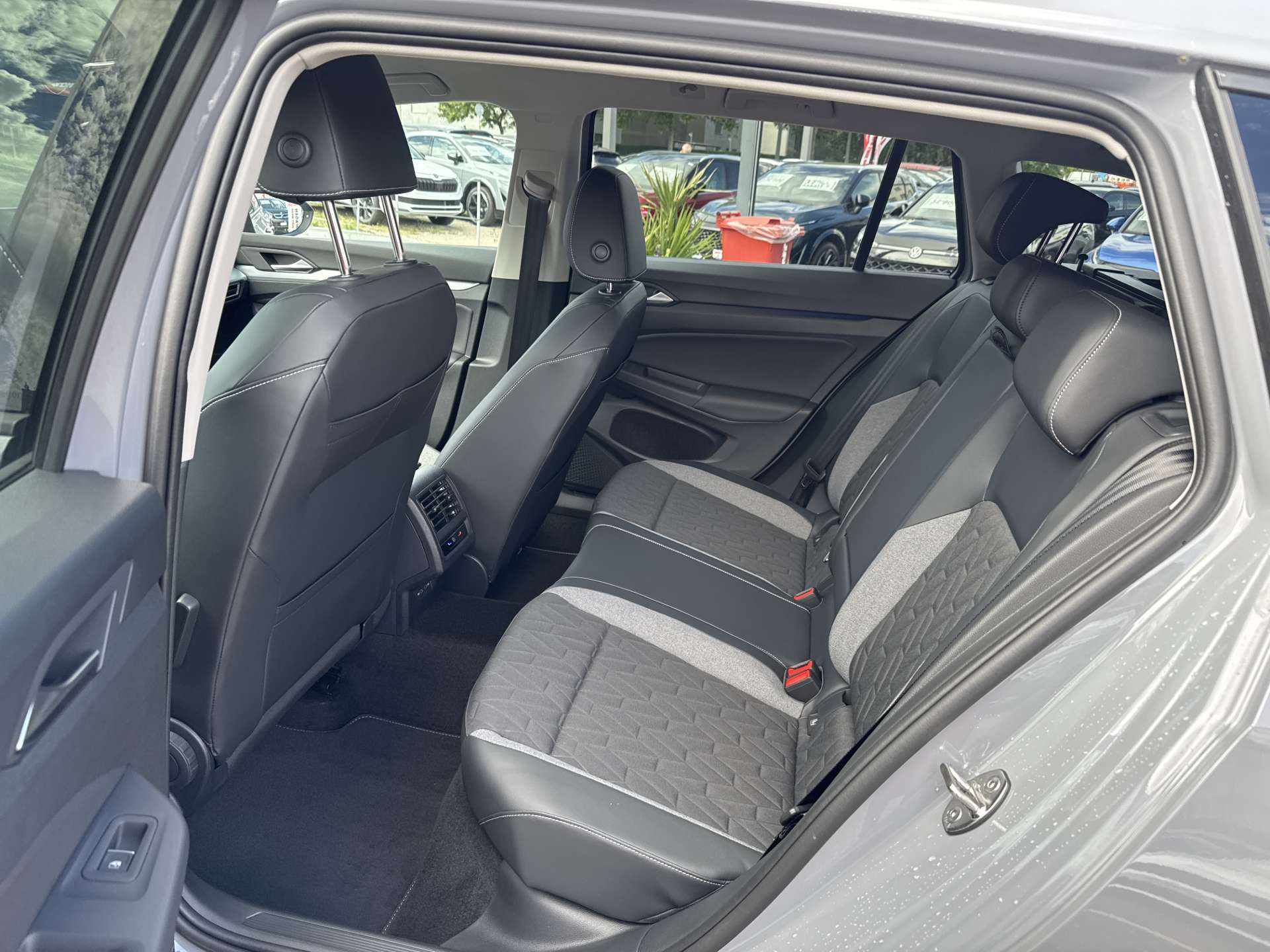 VW Golf Variant 1.5 eTSi mHEV Life GOAL-image-6