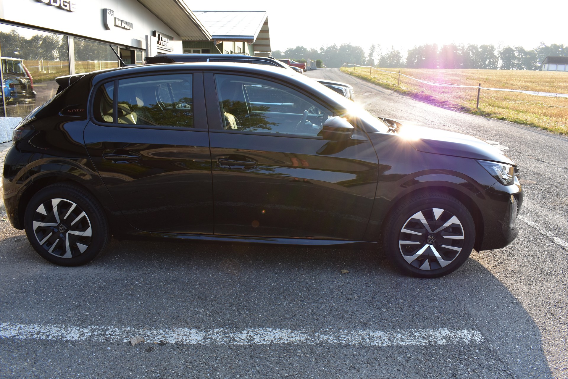 PEUGEOT 208 Elektrik 100 kW Style-image-4