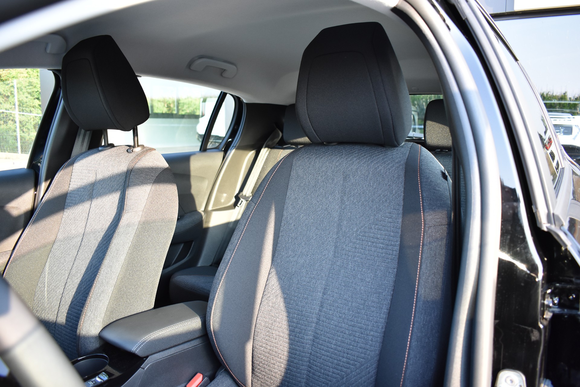 PEUGEOT 208 Elektrik 100 kW Style-image-12