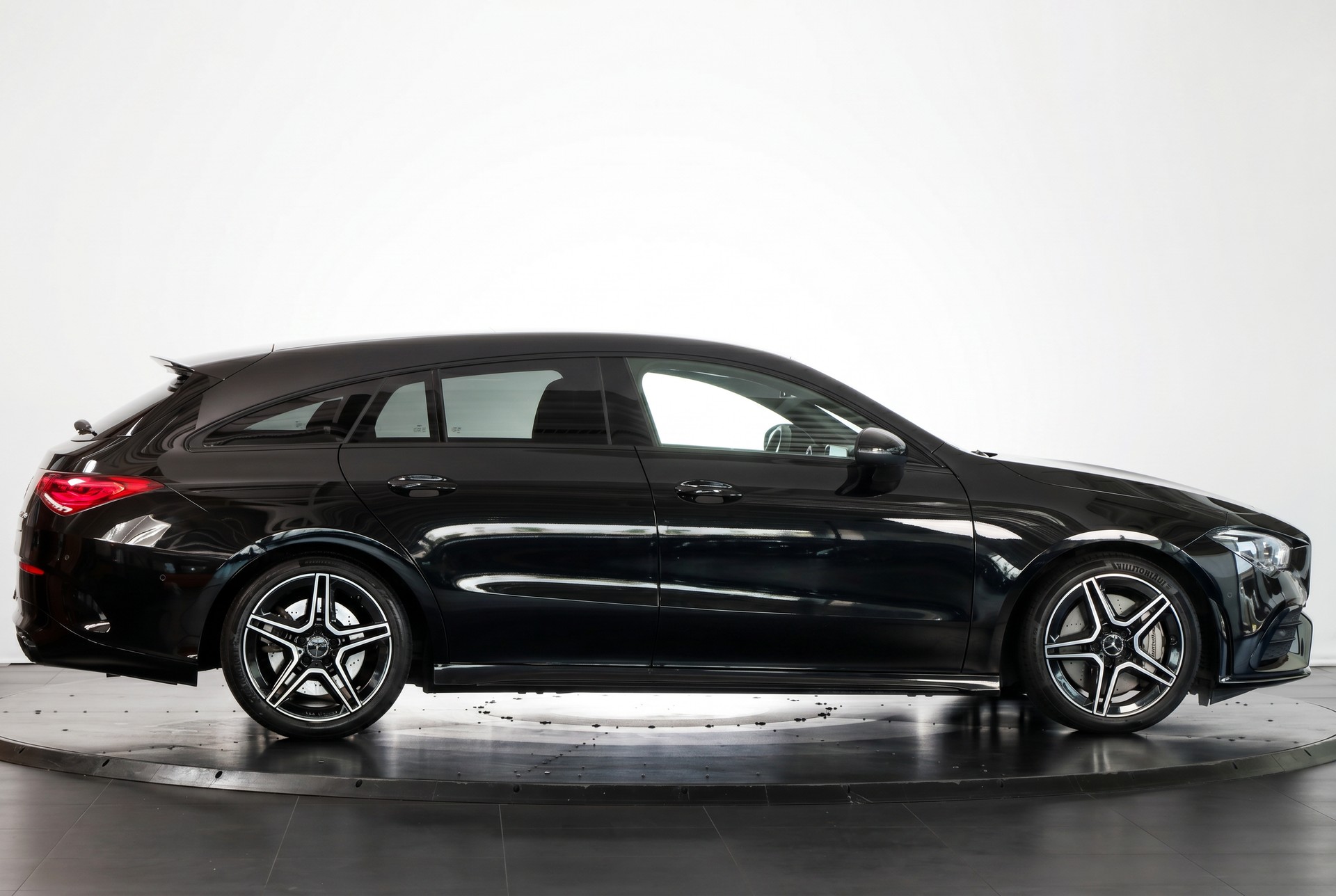 MERCEDES-BENZ CLA Shooting Brake 35 AMG 4Matic 7G-DCT-image-3