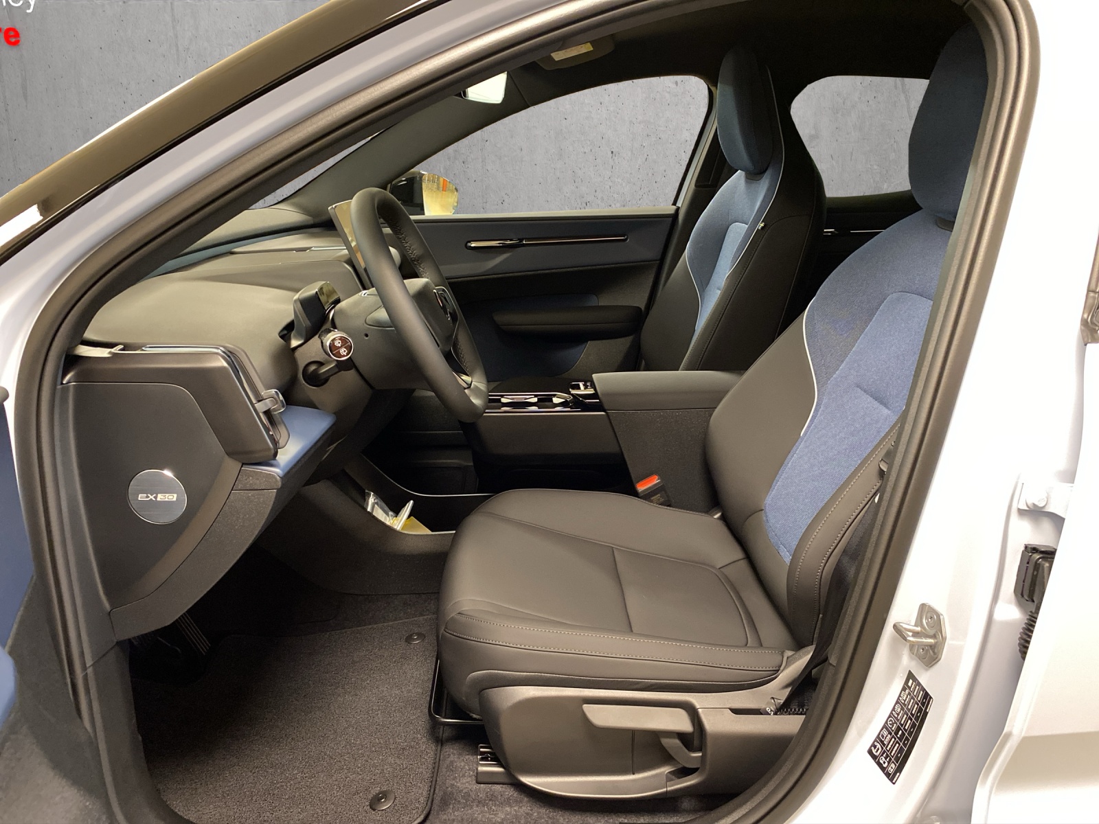 VOLVO EX30 P8 69 kWh AWD Ultra-image-7
