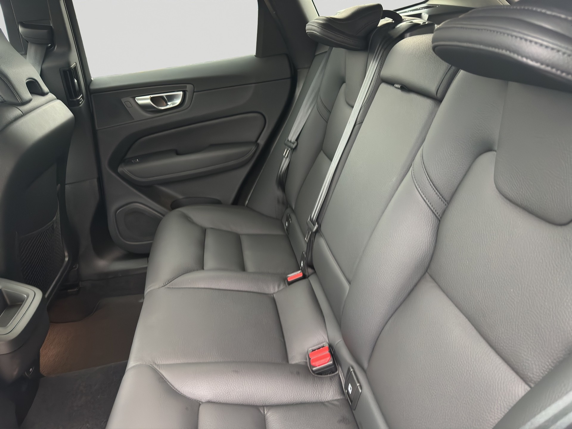 VOLVO XC60 B4 Diesel Mild Hybrid AWD Plus Dark Geartronic-image-8