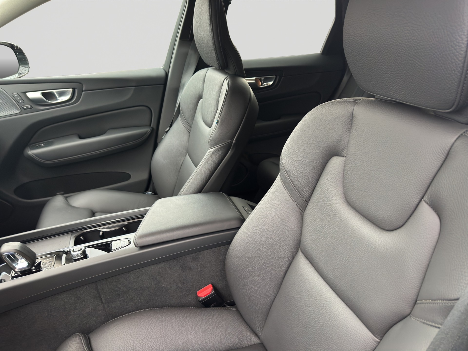 VOLVO XC60 B4 Diesel Mild Hybrid AWD Plus Dark Geartronic-image-6