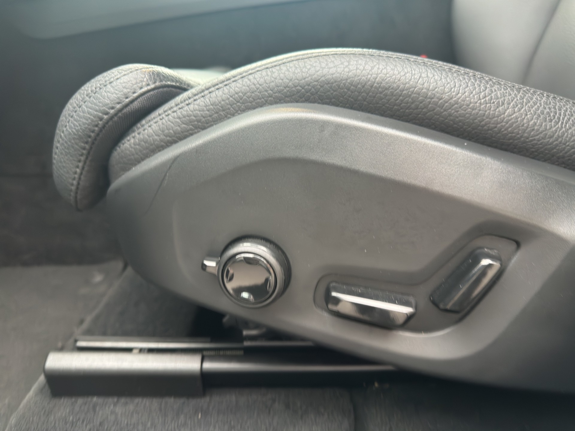 VOLVO XC60 B4 Diesel Mild Hybrid AWD Plus Dark Geartronic-image-10