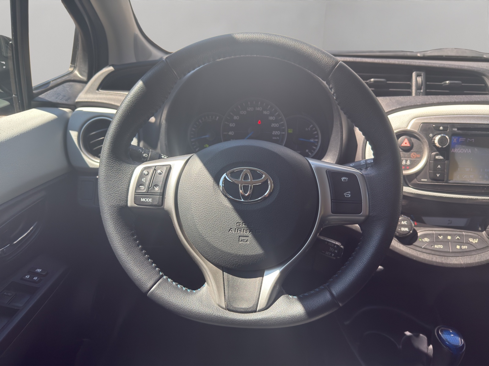 TOYOTA Yaris 1.5 VVT-i HSD Sol-image-6