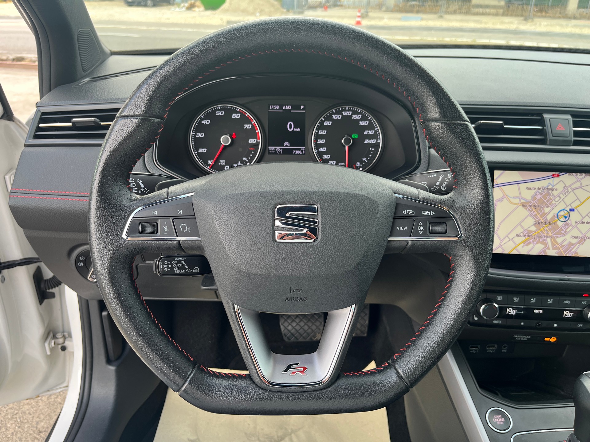 SEAT Arona 1.0 TSI Eco DSG FR 116CV de 1ère main, très bien soignée! Blanc avec toit noir-image-6