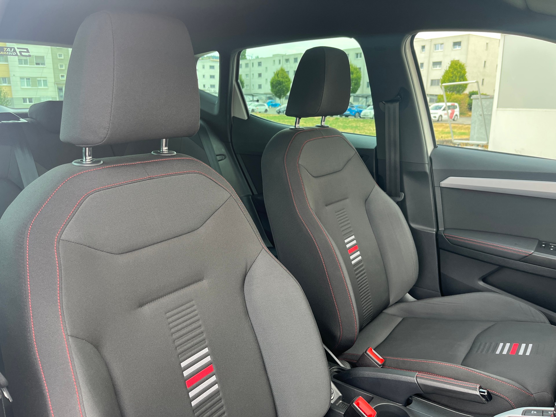 SEAT Arona 1.0 TSI Eco DSG FR 116CV de 1ère main, très bien soignée! Blanc avec toit noir-image-13