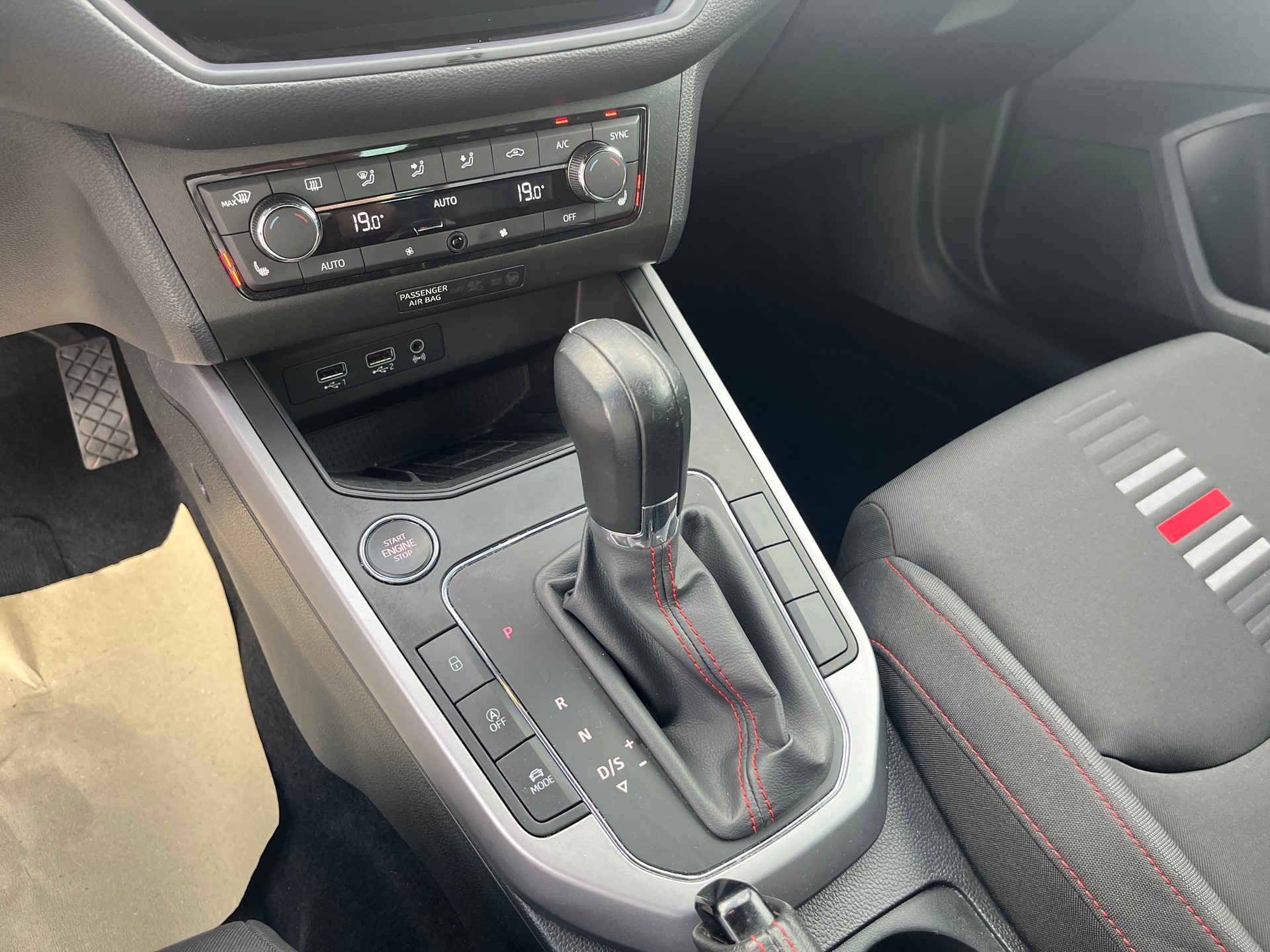 SEAT Arona 1.0 TSI Eco DSG FR 116CV de 1ère main, très bien soignée! Blanc avec toit noir-image-11
